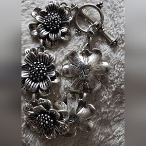 Lucky Brand Flower Silvertone Toggle Clasp Closure Bracelet NEW 7.5 "L.